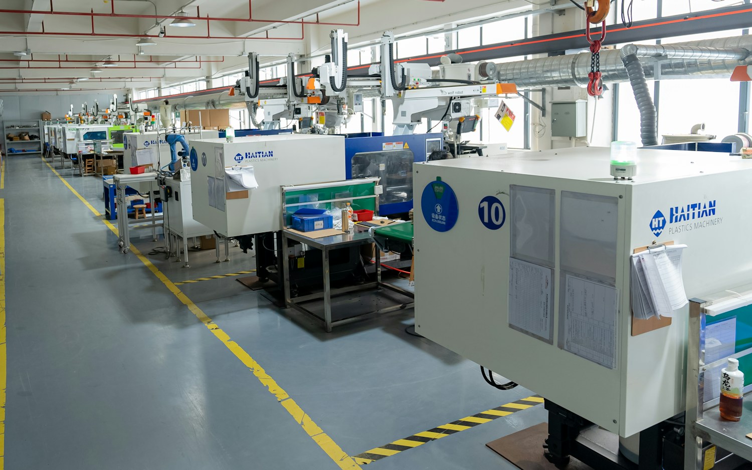 Linha real de máquinas injetoras em uma fábrica